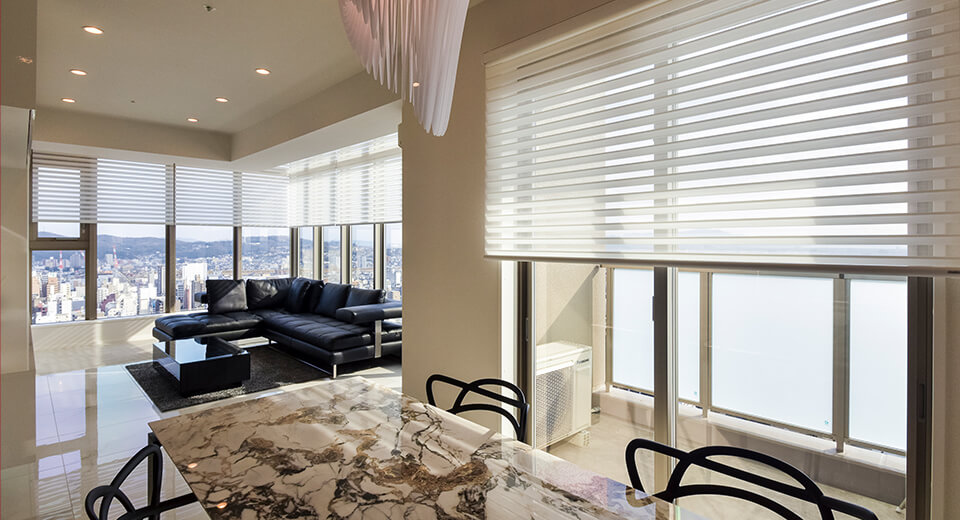 「スラットが開いて上がる」特殊機能