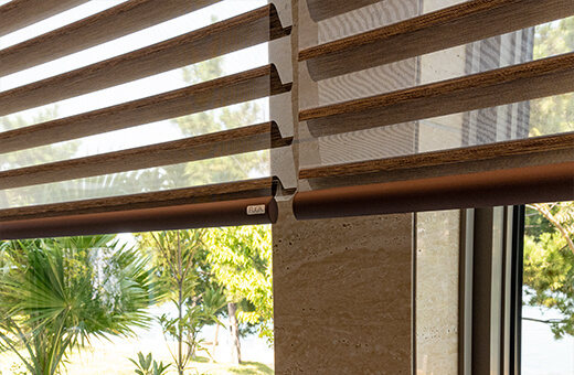 織物のドレープ生地による高級感