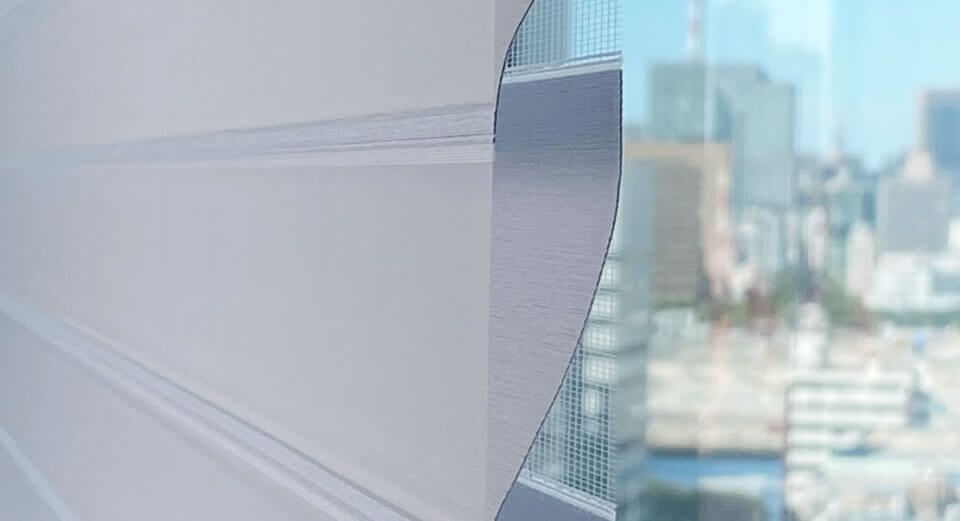 生活遮光の機能を得ながら、くすみを抑えた色合いを実現