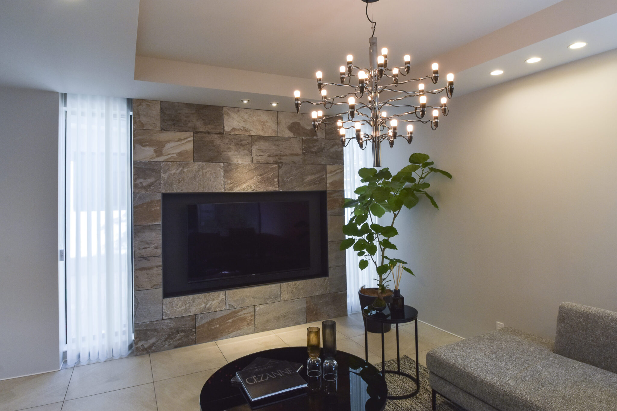 バーチカルシェードが奏でる光と質感の調和