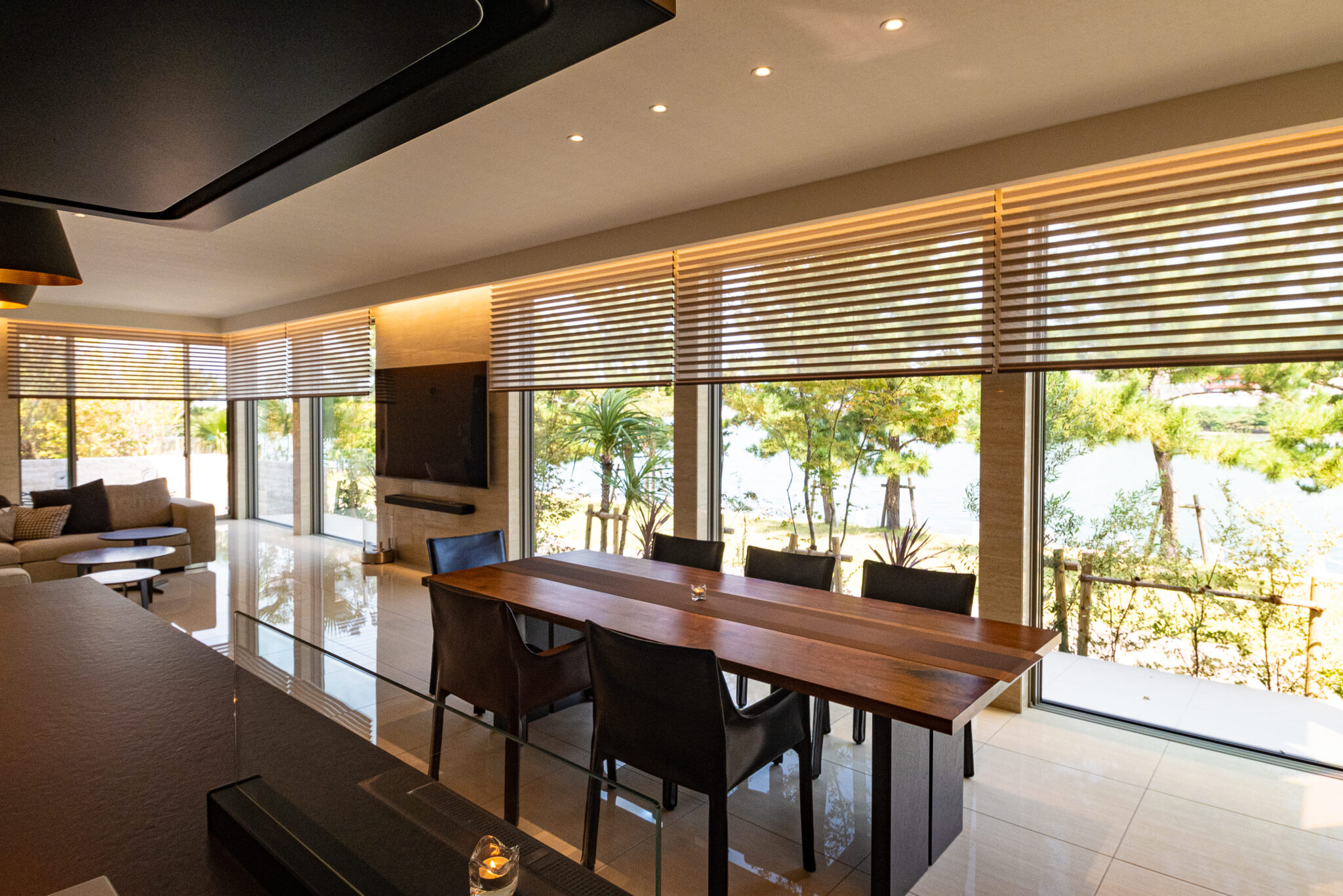 緑景をデザインする別荘の窓辺