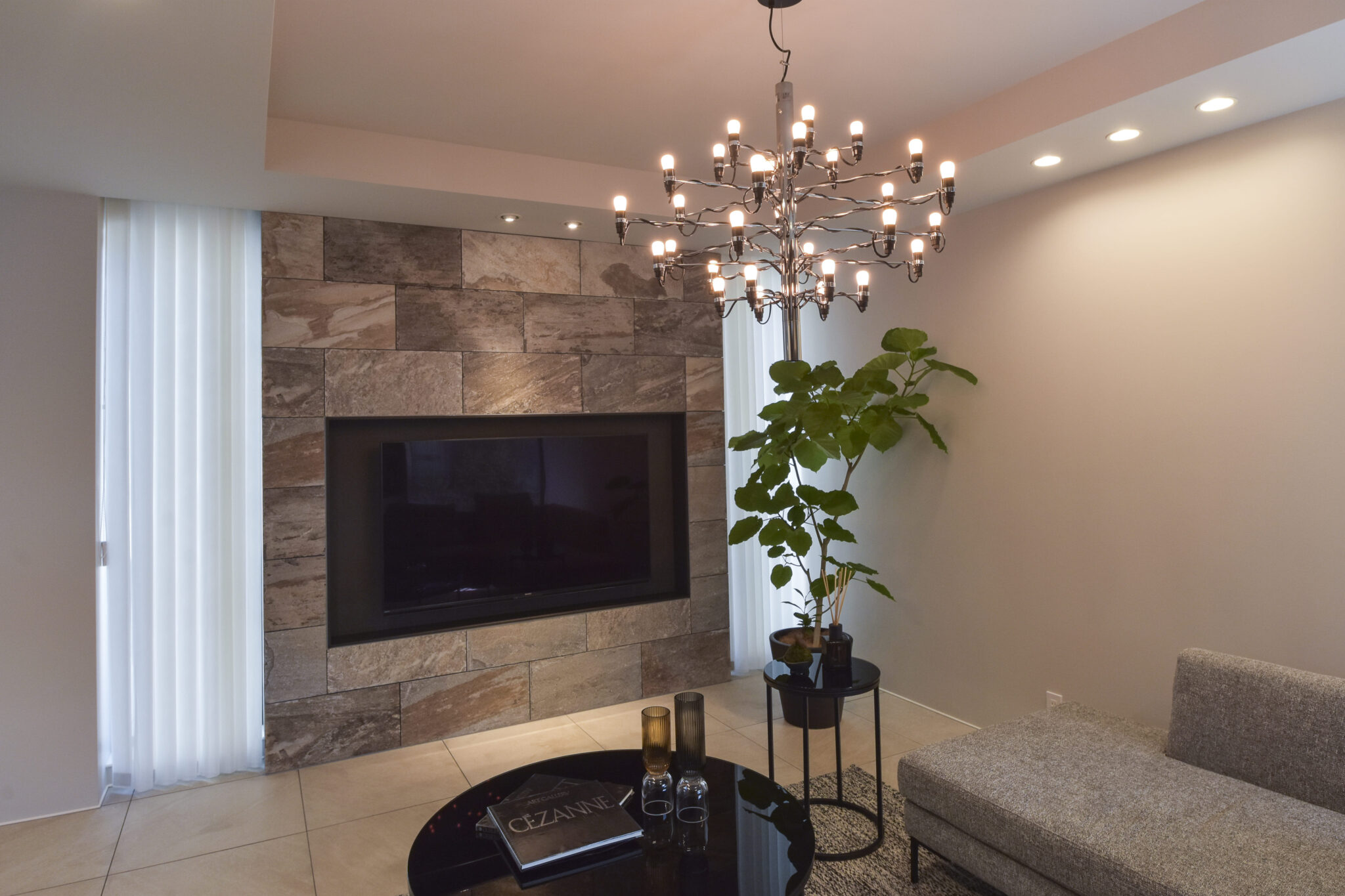 バーチカルシェードが奏でる光と質感の調和