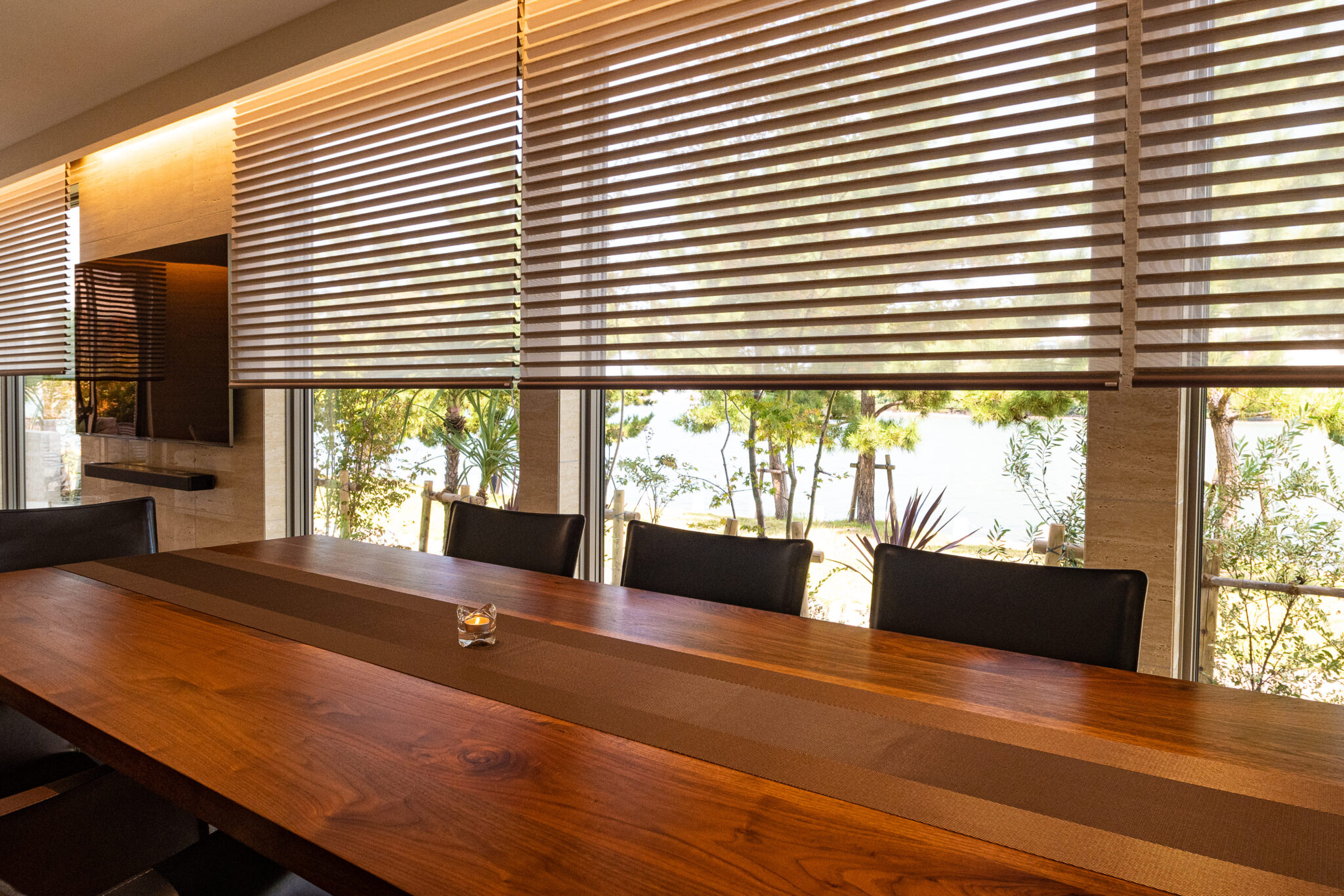 緑景をデザインする別荘の窓辺