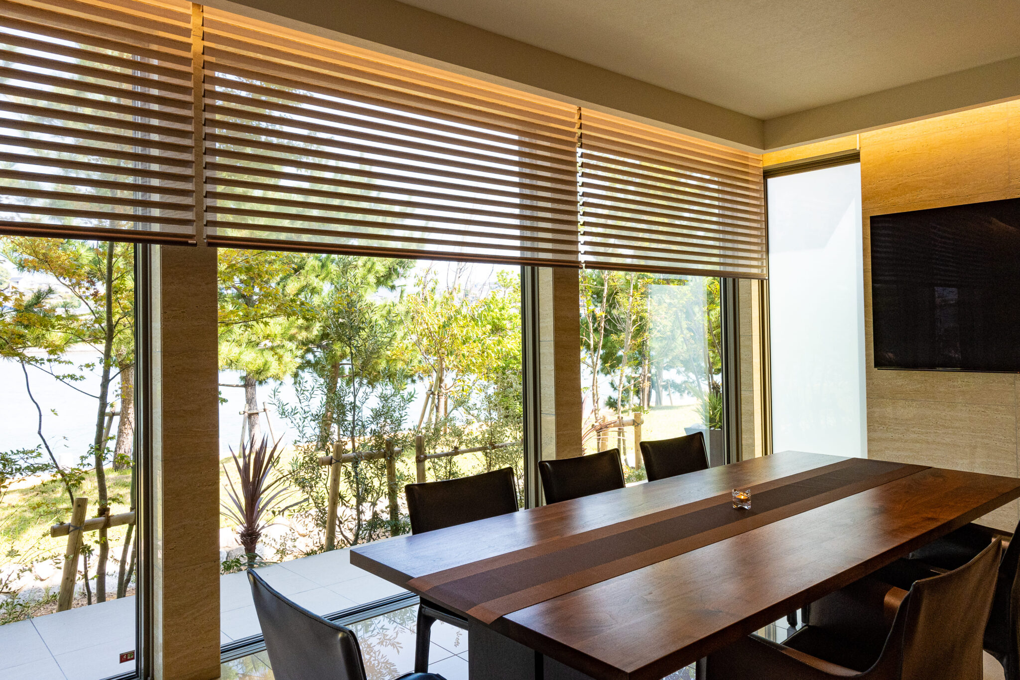 緑景をデザインする別荘の窓辺