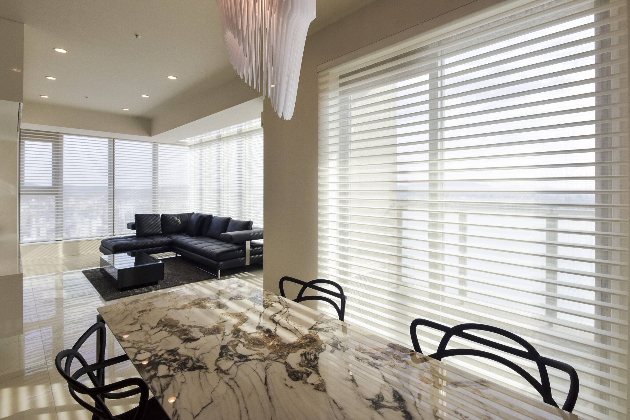 光と眺望を取り込む上質なリビングシーン