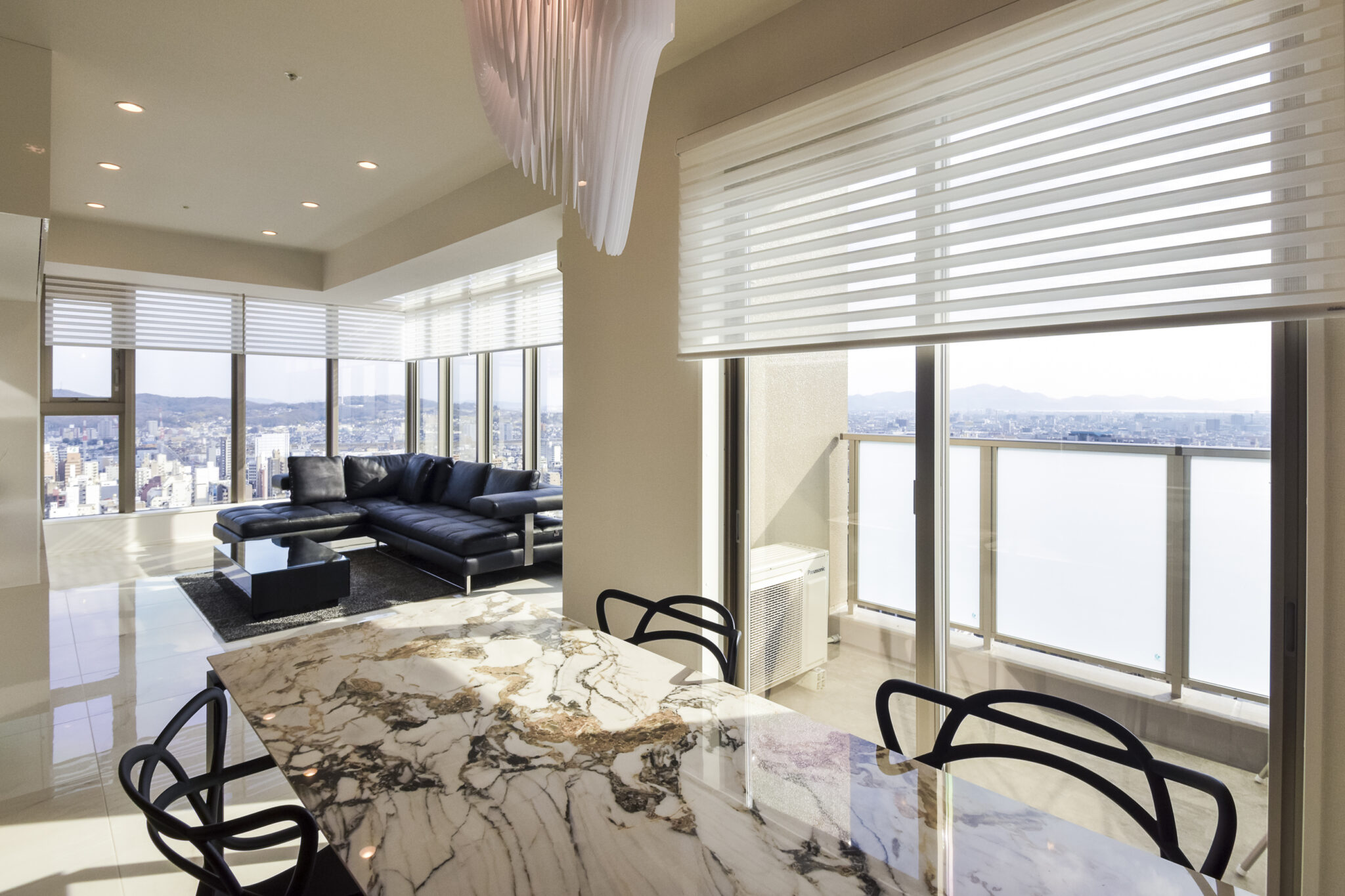 光と眺望を取り込む上質なリビングシーン