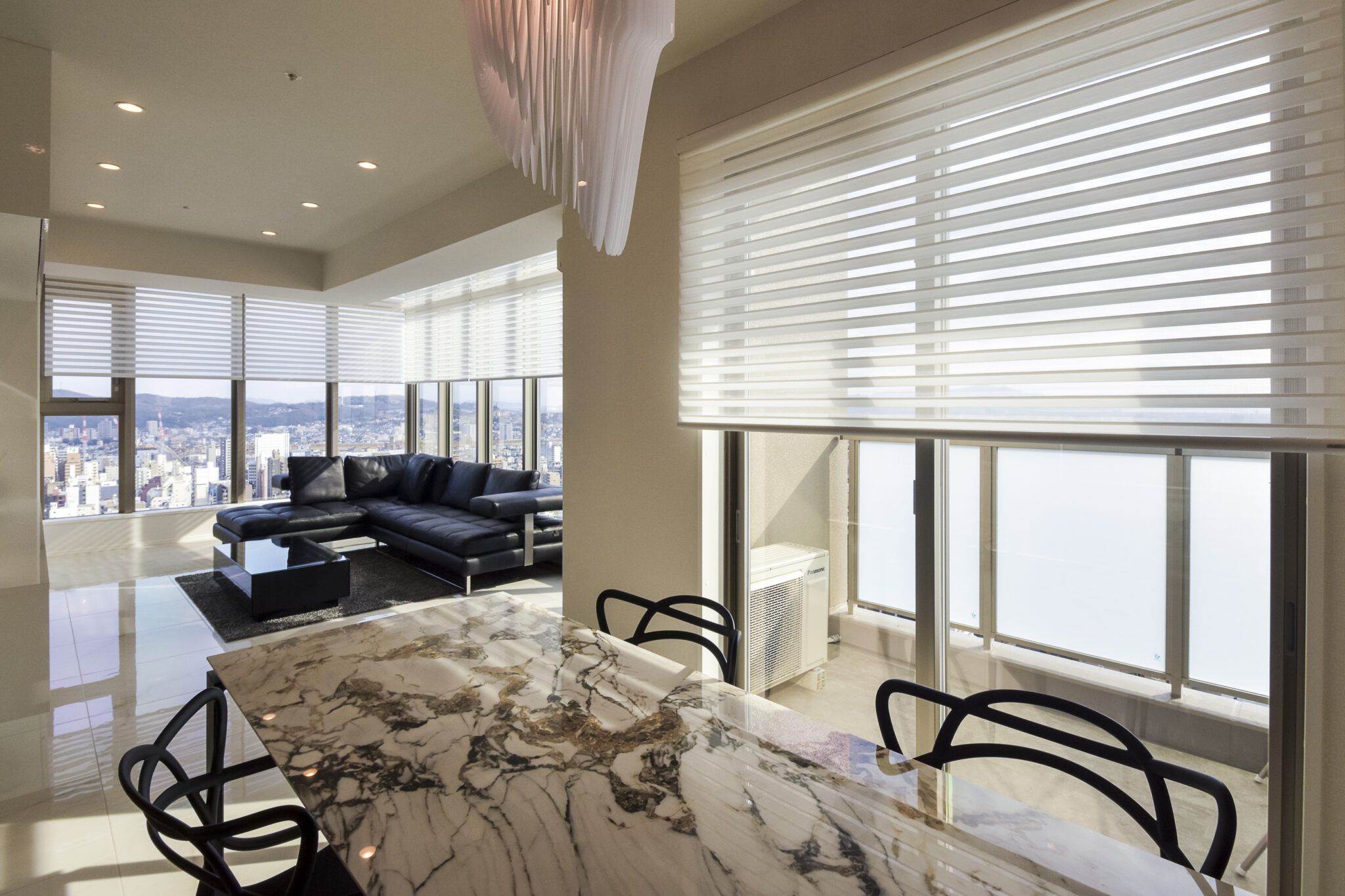 光と眺望を取り込む上質なリビングシーン