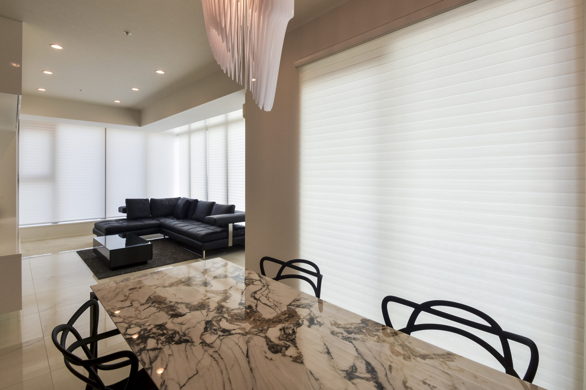 光と眺望を取り込む上質なリビングシーン