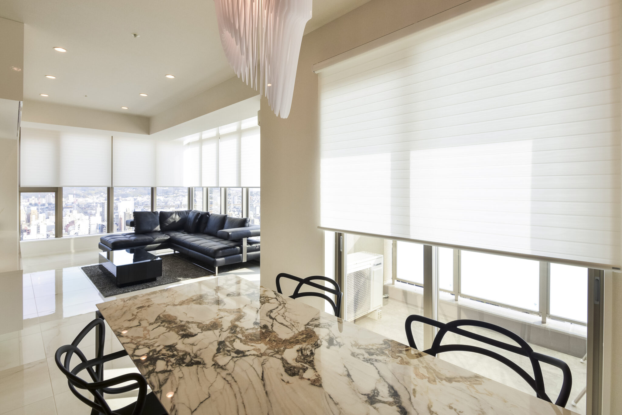 光と眺望を取り込む上質なリビングシーン