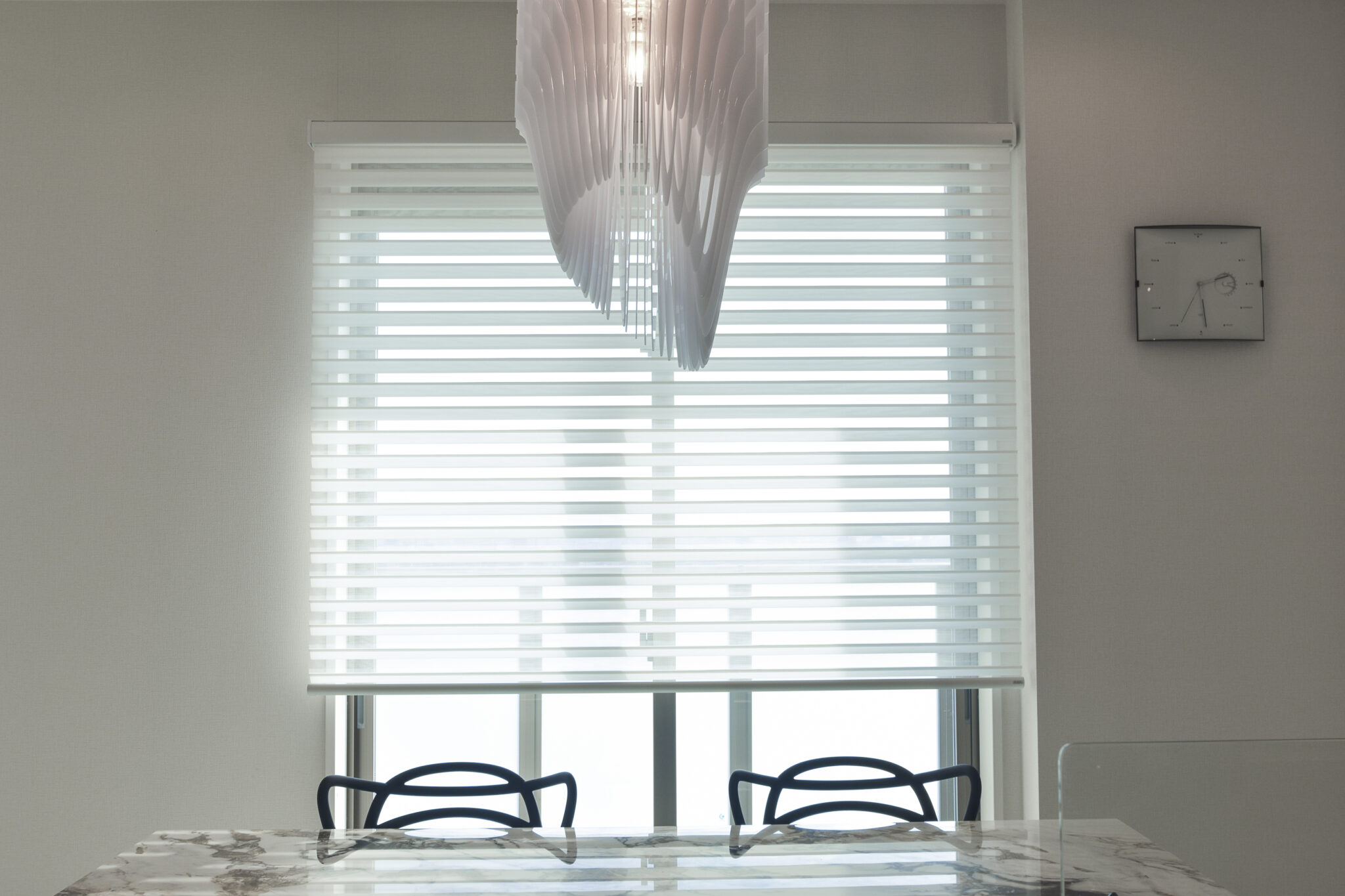 光と眺望を取り込む上質なリビングシーン