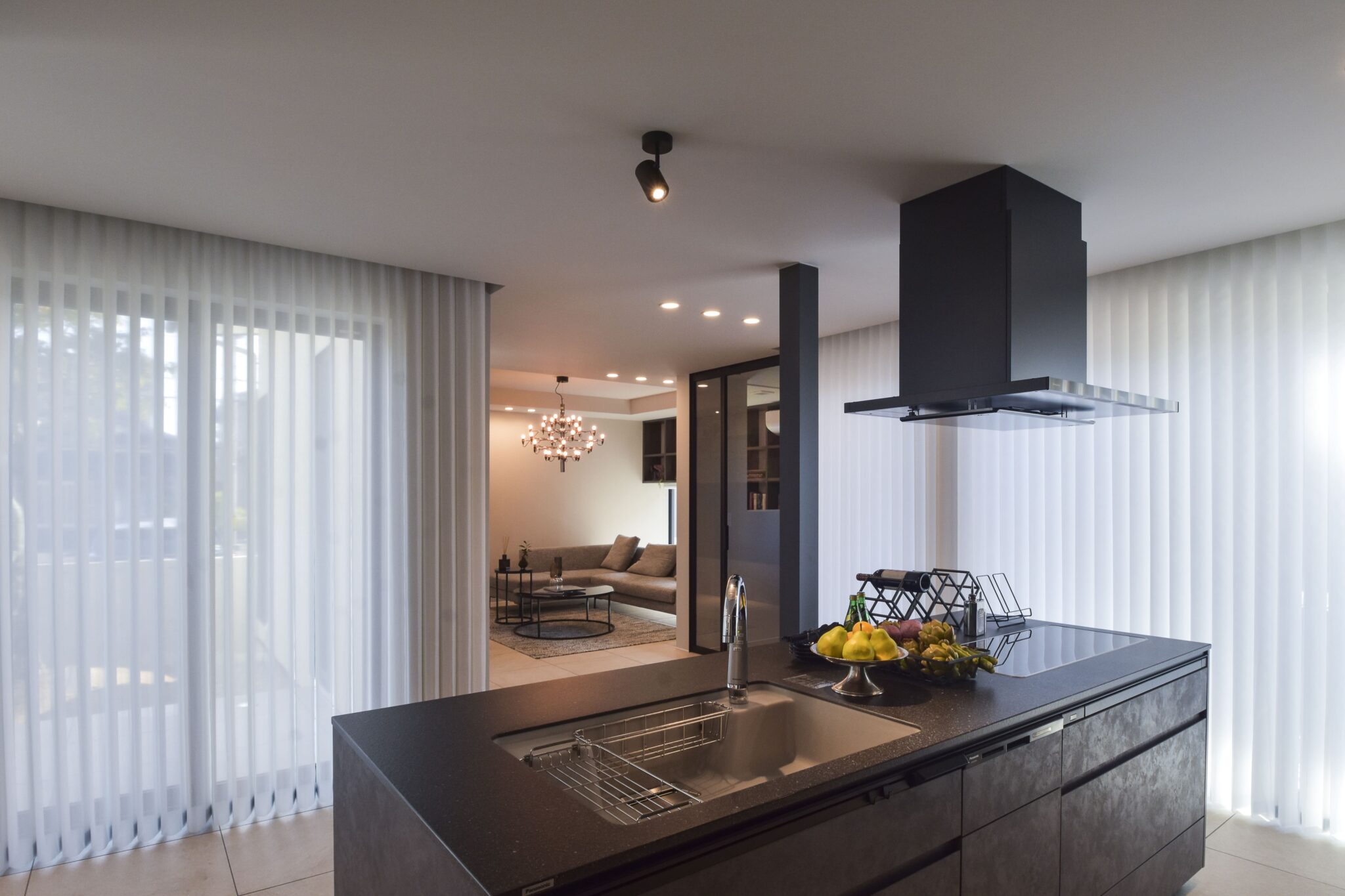 バーチカルシェードが奏でる光と質感の調和