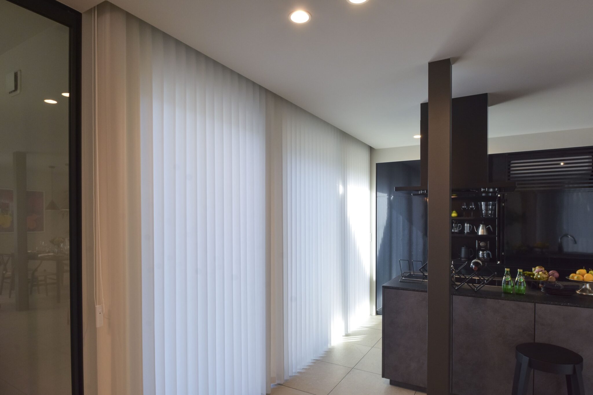 バーチカルシェードが奏でる光と質感の調和