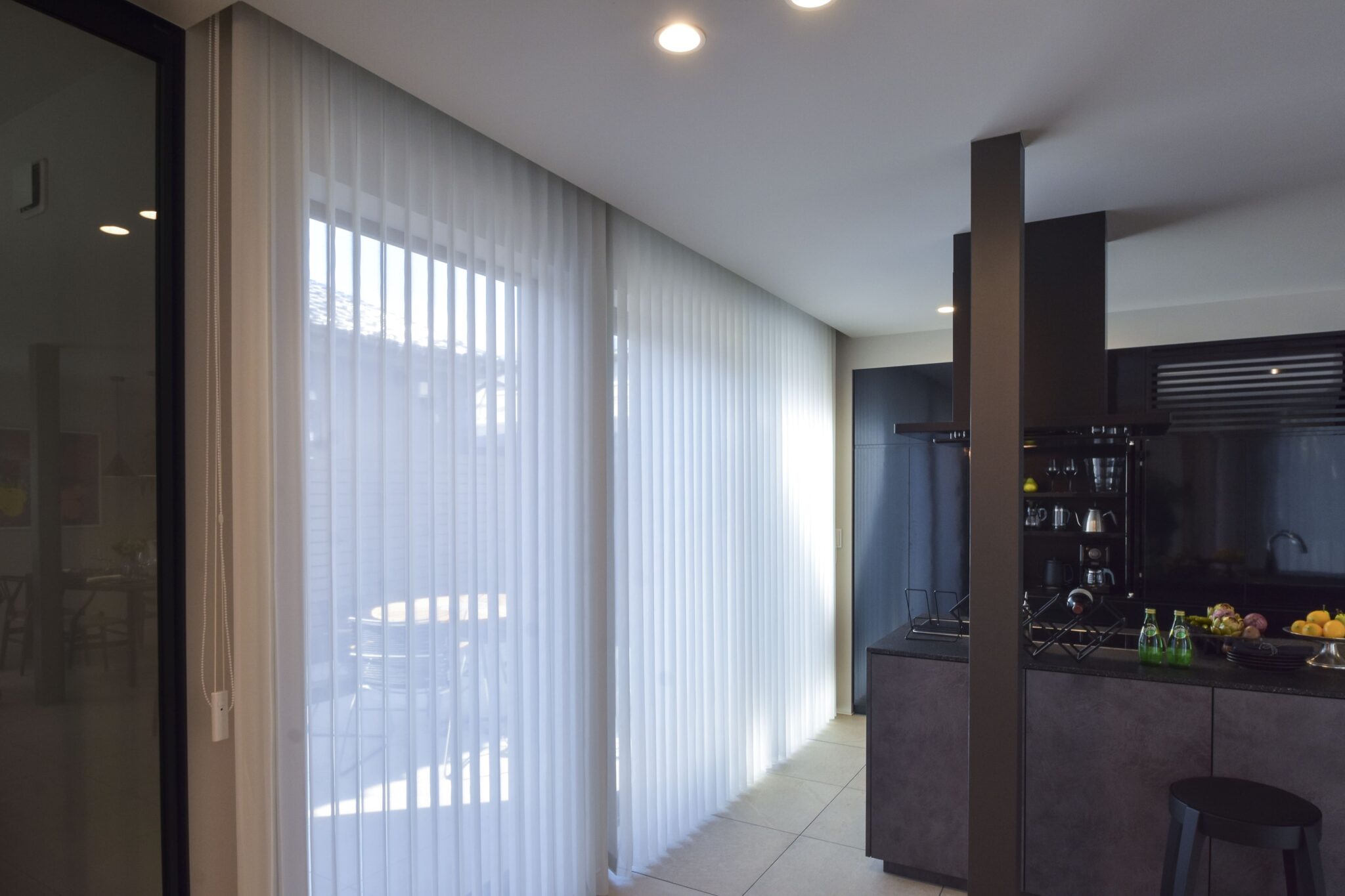 バーチカルシェードが奏でる光と質感の調和