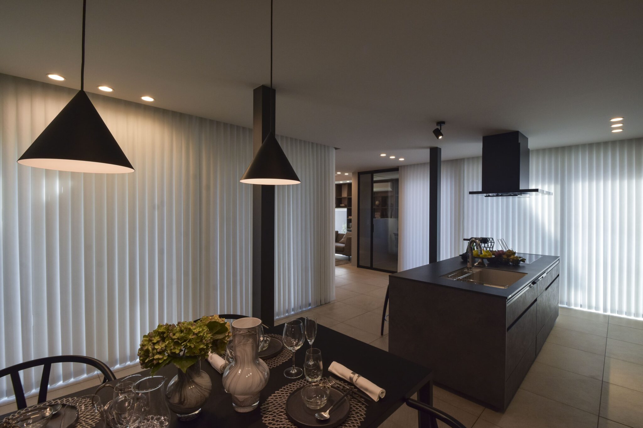 バーチカルシェードが奏でる光と質感の調和