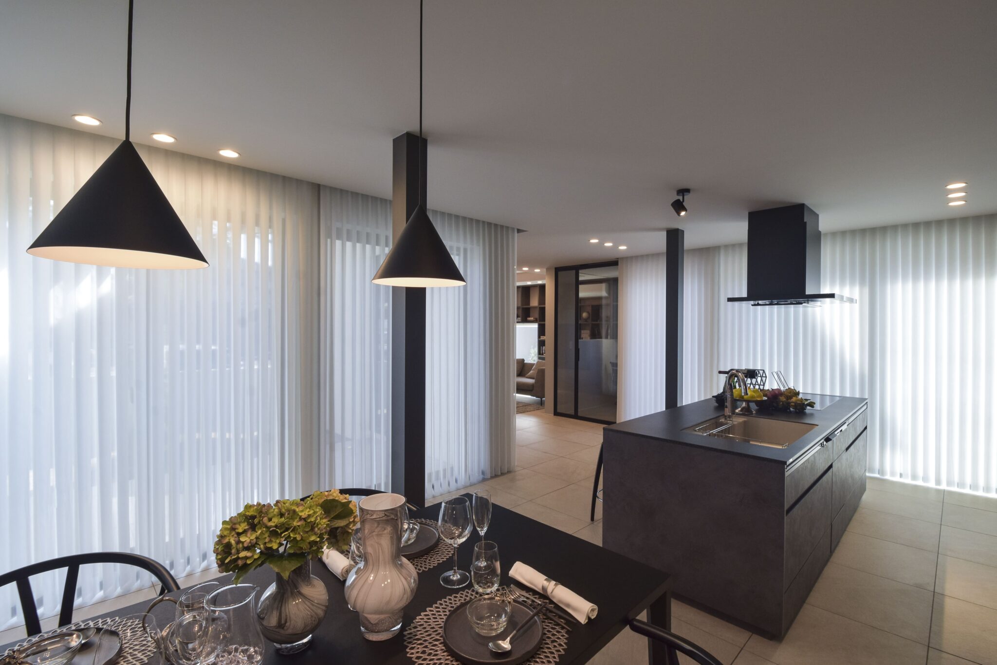 バーチカルシェードが奏でる光と質感の調和